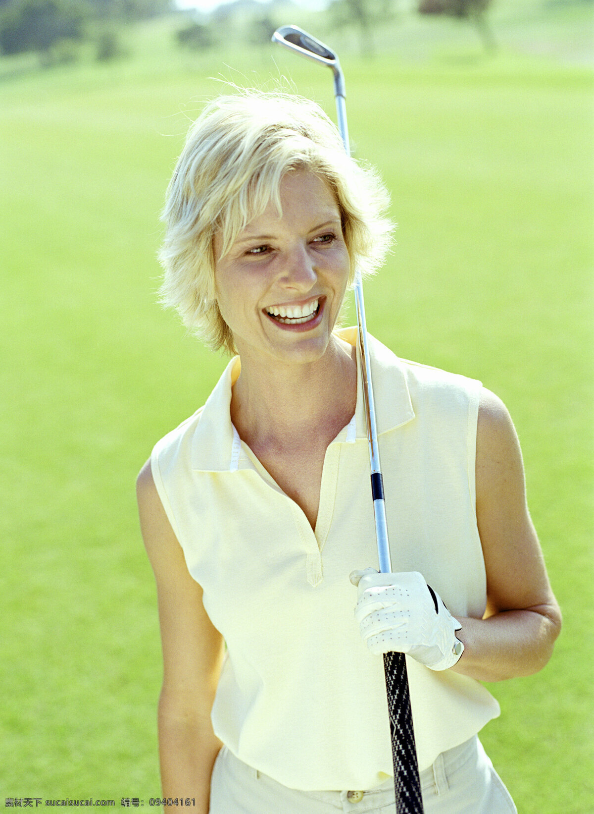 球场 上 微笑 女人 高尔夫球 打高尔夫球 高尔夫球杆 高尔夫球场 贵族运动 休闲运动 尊贵运动 女性 外国人物 体育运动 生活百科 绿色