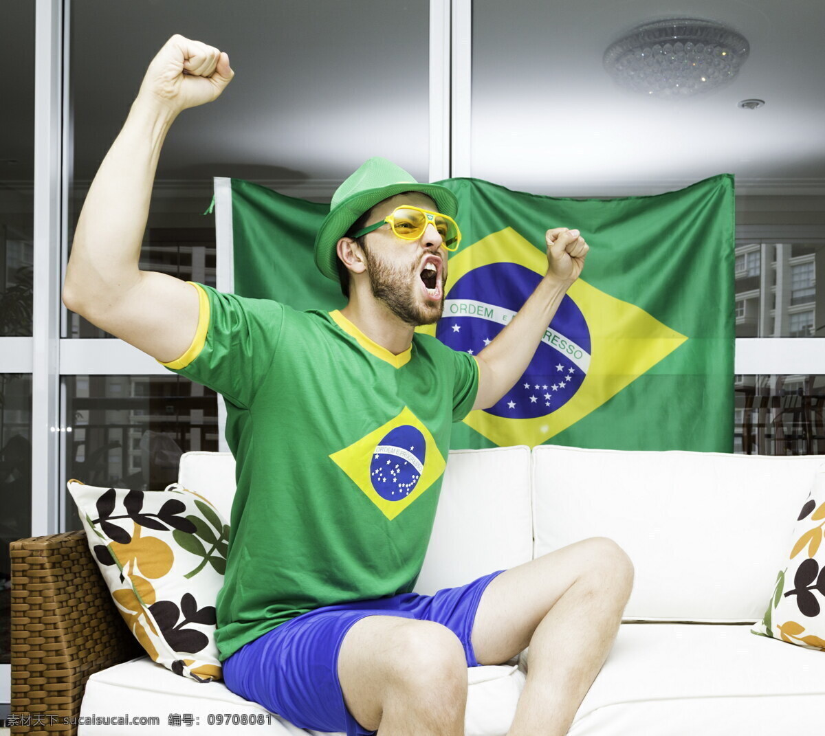 正在 欢呼 男 球迷 人球迷 球服 世界杯 绿色 标志 旗帜 体育运动 生活百科