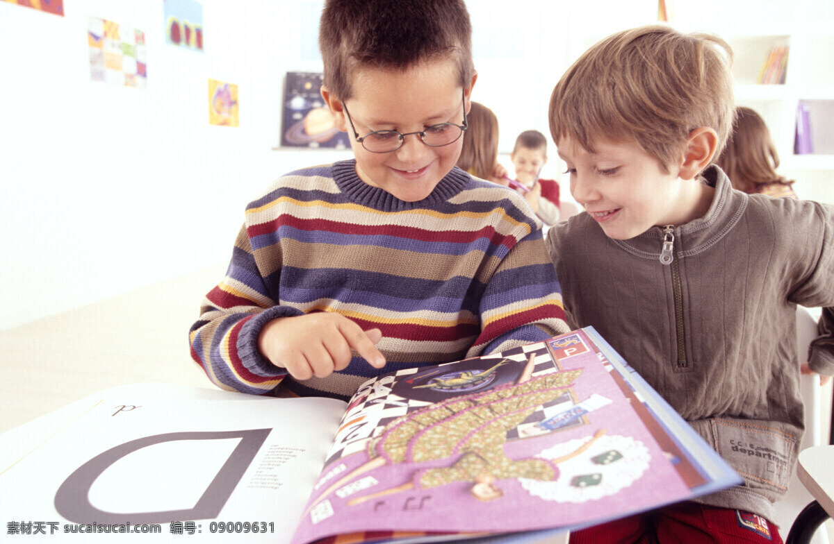 两个 小学生 一起 看书 讨论 儿童教育 教室 里 小朋友 外国学生 学校 校园生活 微笑小学生 儿童 戴 眼镜 看书的小学生 认真的小学生 儿童图片 人物图片