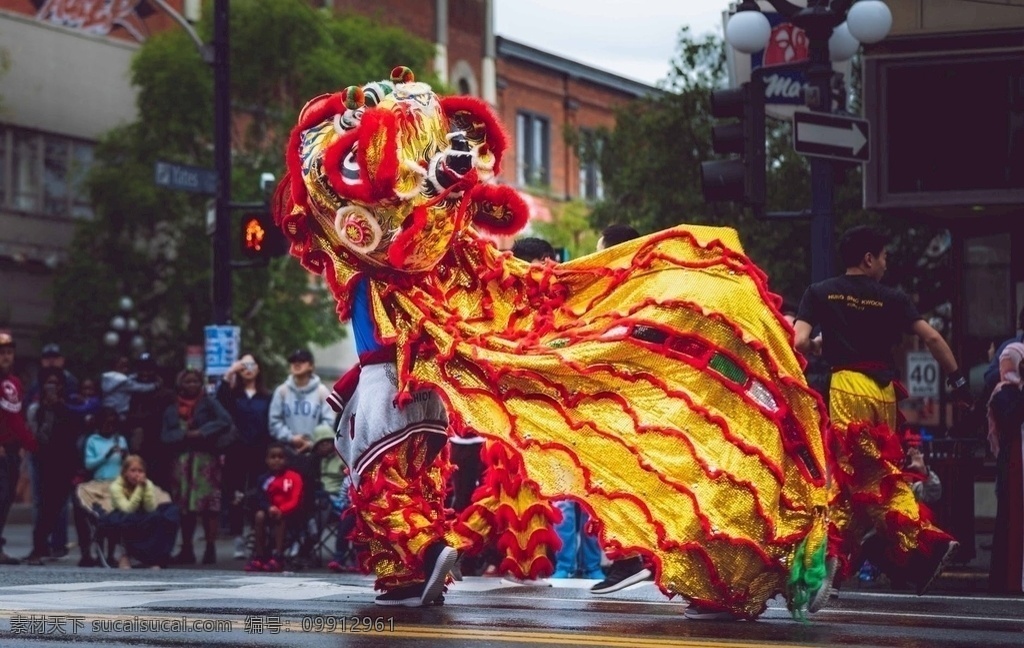 舞狮表演 新年 舞狮 喜庆 黄色 橙色 红色 庆祝 欢乐 表演 文化艺术 传统文化