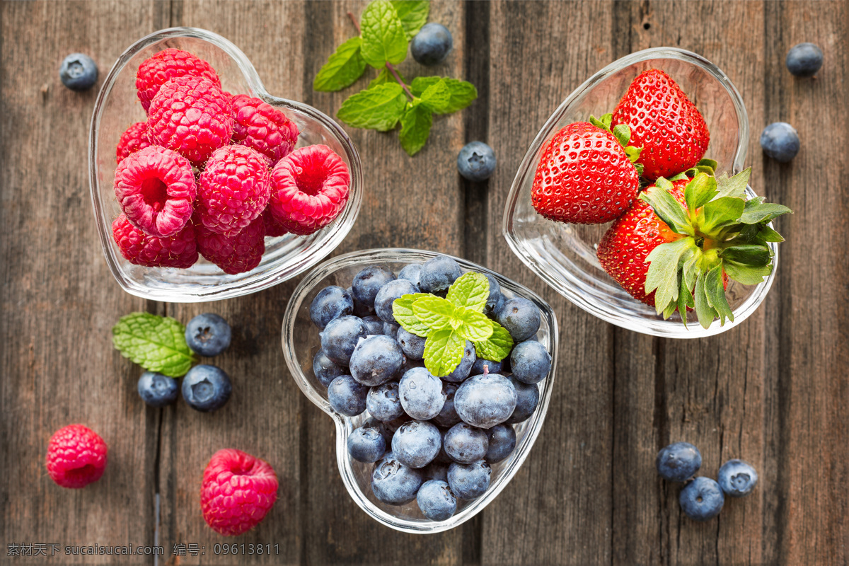 玻璃 碗 里 水果 蓝莓 树莓 草莓 果实 果子 新鲜水果 水果背景 水果图片 餐饮美食