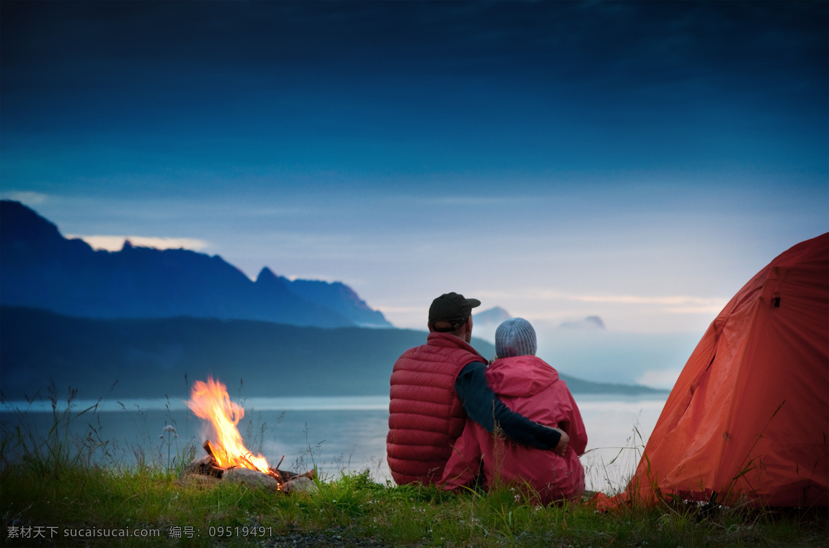 草地 上 夫妻 背影 人物 火焰 植物 大海 山峰 情侣 生活人物 人物图片