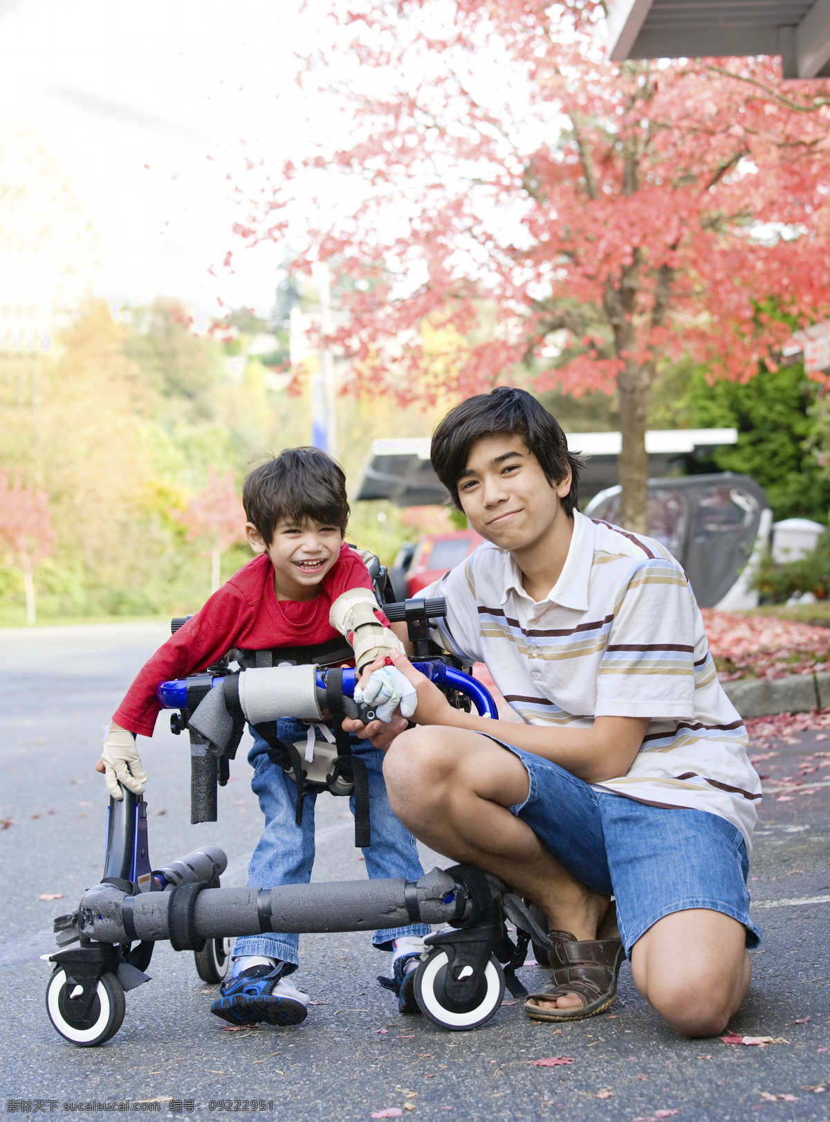 儿童 残疾人 坐 轮椅 儿童残疾人 生活人物 人物图片