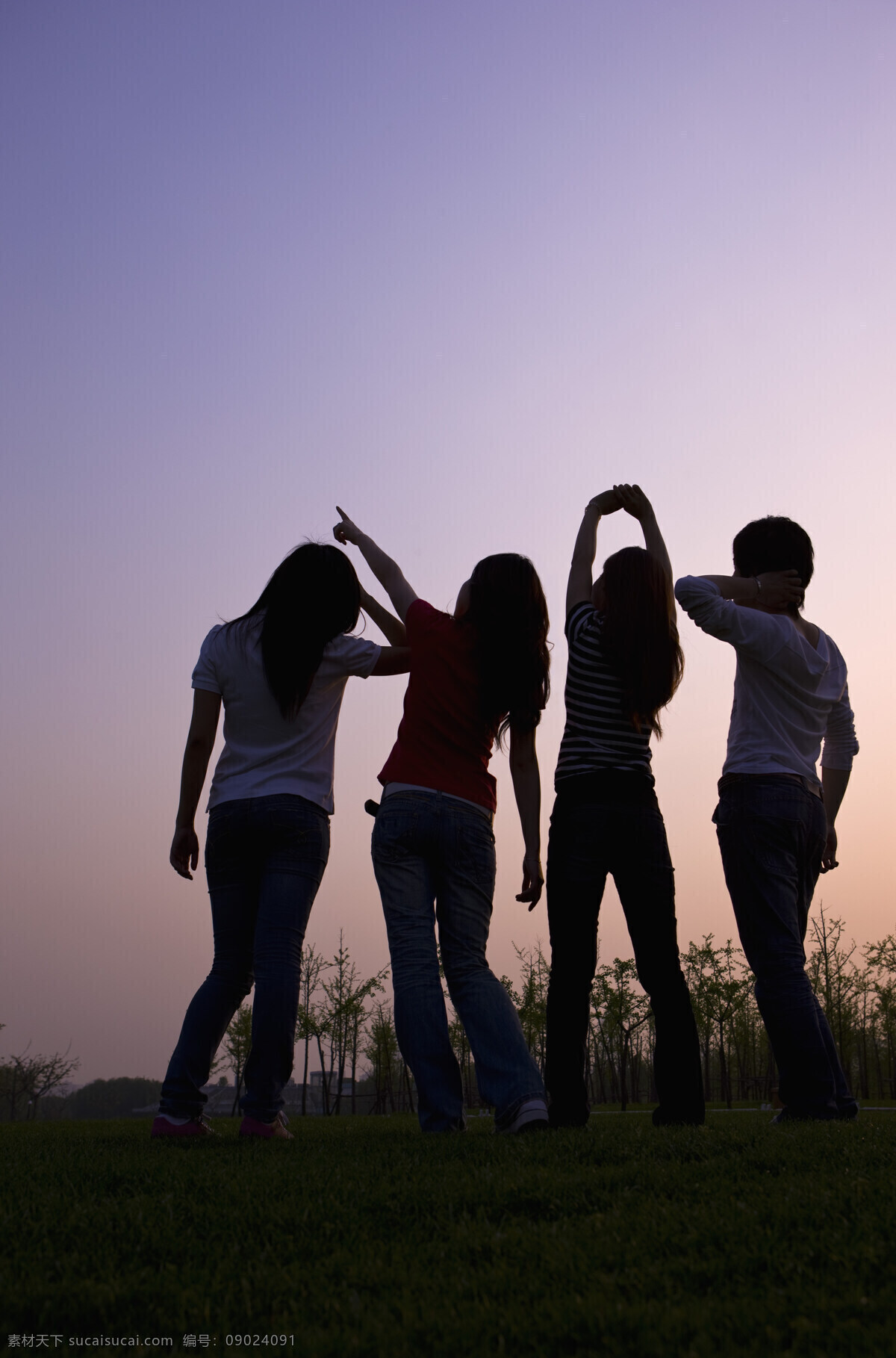 一起 看 夕阳 朋友 活力青年 天际 草地 天空 树木 青春 男孩 女孩 少女 大学生 野外 爬山 学习 网友 幸福 快乐 团结 学生 高清图片 生活人物 人物图片