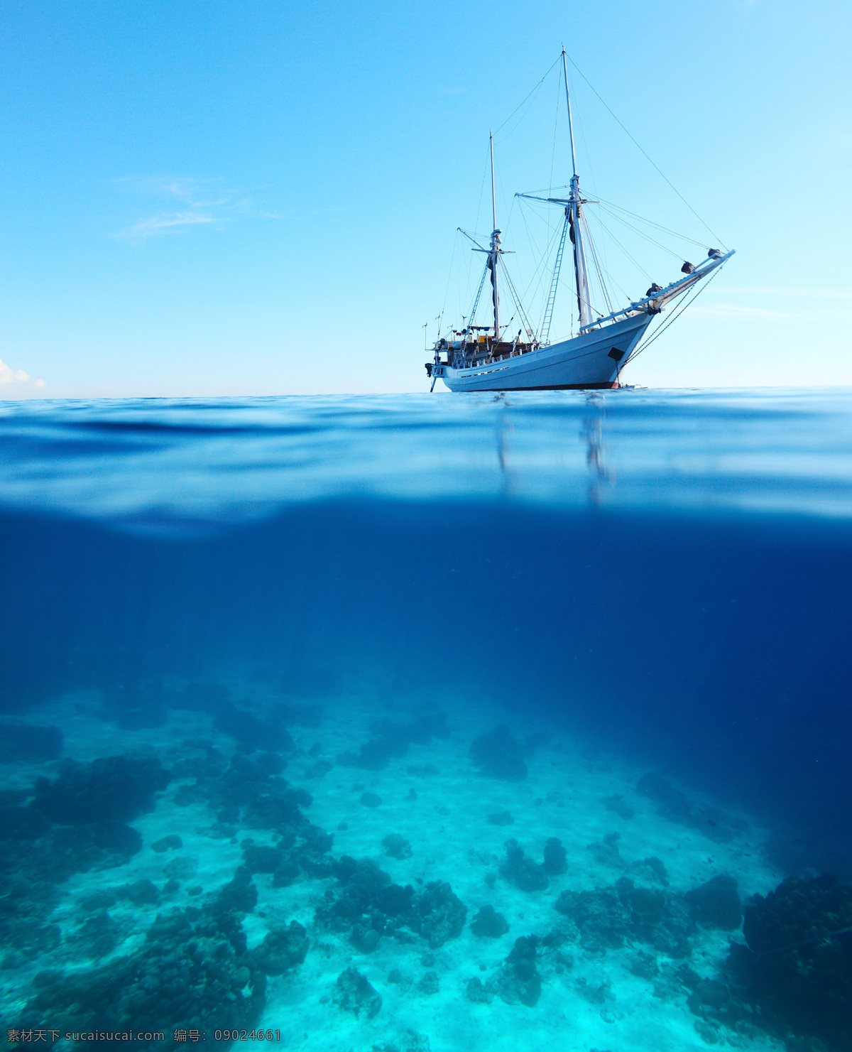 大海 中 船 海水 货船 客船 天空 自然风光 旅游摄影 其他类别 现代科技