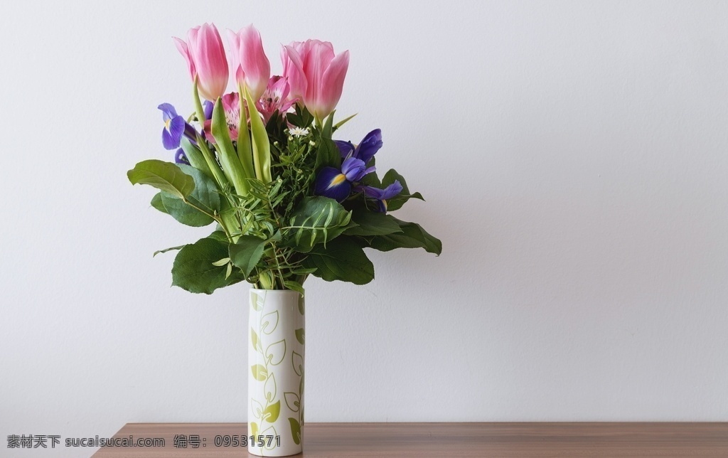 花瓶里的鲜花 插花艺术 花瓶 鲜花 花卉 花语 花艺 花朵 花瓣 花枝招展 花之物语 生物世界 花草