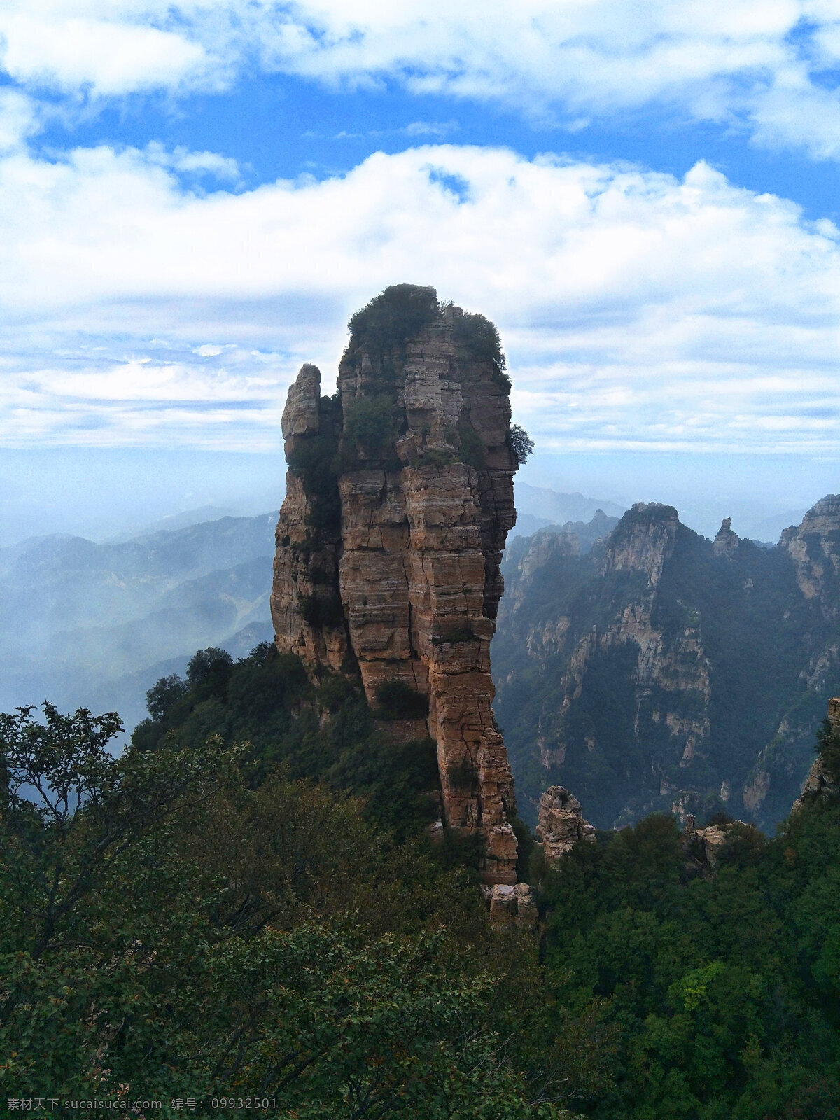 白石山 山峰 山脉 高山 云雾 雾气 云山 天空 白云 云朵 蓝天 自然风景 风景图 自然景观