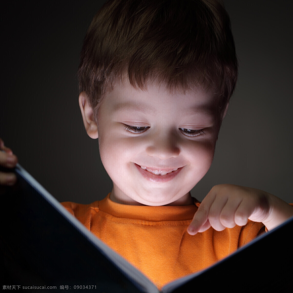 微笑 男孩 看书的男孩 男生 小学生 外国男孩 外国儿童 学习教育 儿童幼儿 人物图库 儿童图片 人物图片