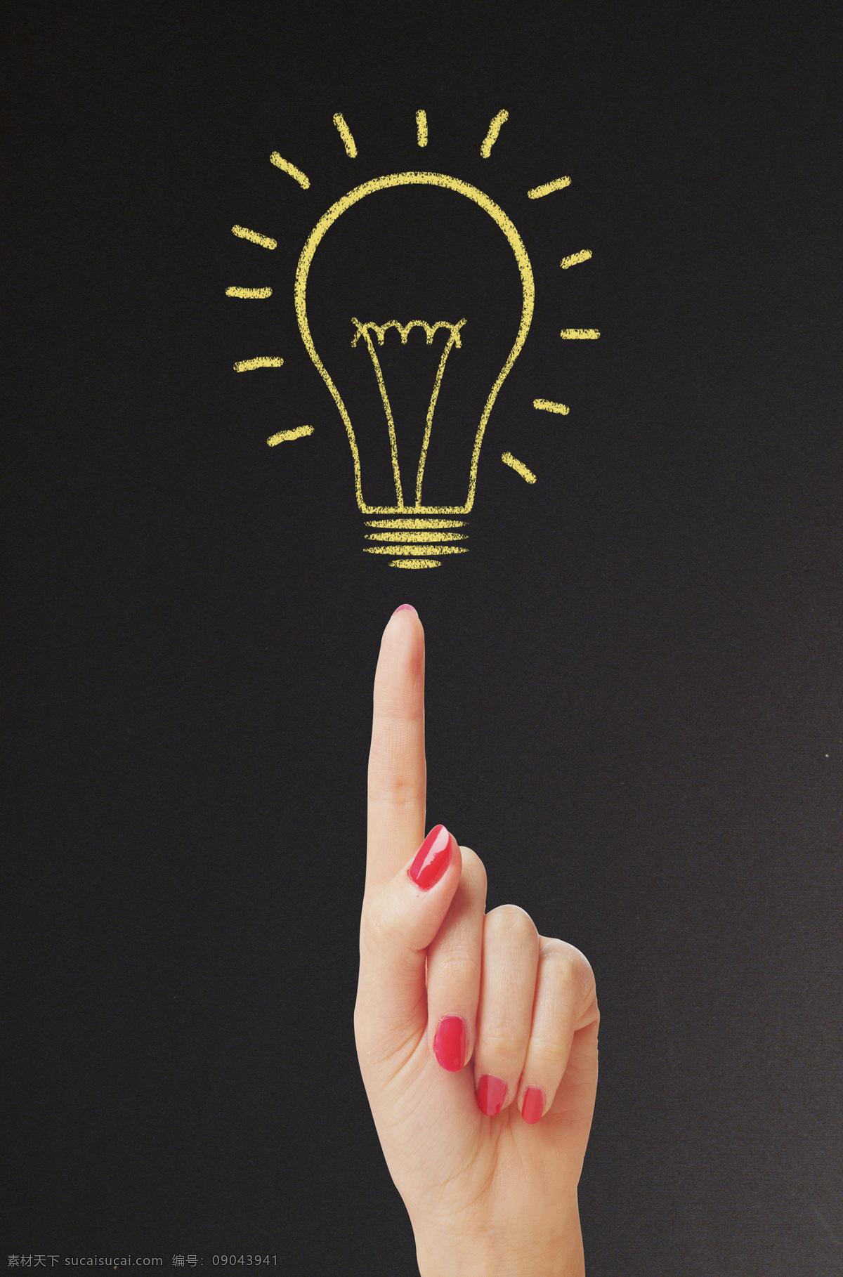女性 手指 黑板 上 灯泡 灯泡主题 创意灯泡 创意设计 创意理念 好创意 好想法 灯泡手绘 商务人 现代科技 商务科技 其他类别 生活百科