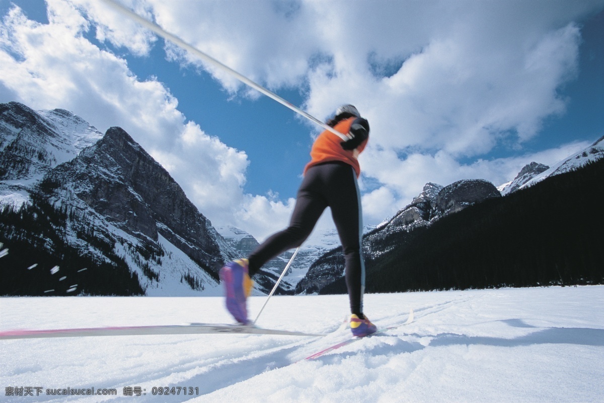 雪地 上 滑雪 运动员 高清 雪地运动 划雪运动 极限运动 体育项目 运动图片 生活百科 雪山 风景 摄影图片 高清图片 体育运动 黑色
