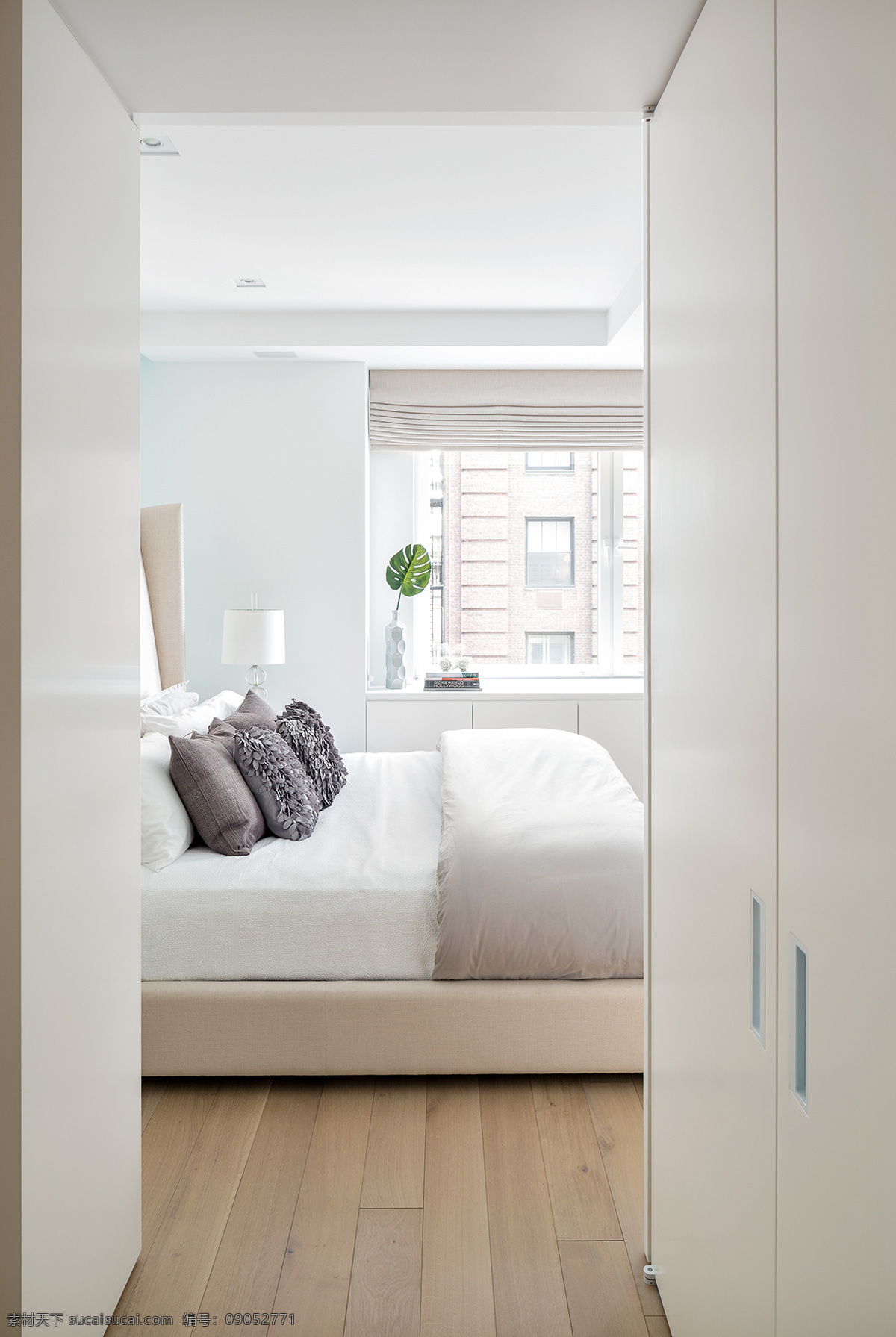 现代 卧室 纯白 室内装修 效果图 白色背景墙 白色床铺 灰色抱枕 森纹地板 卧室装修