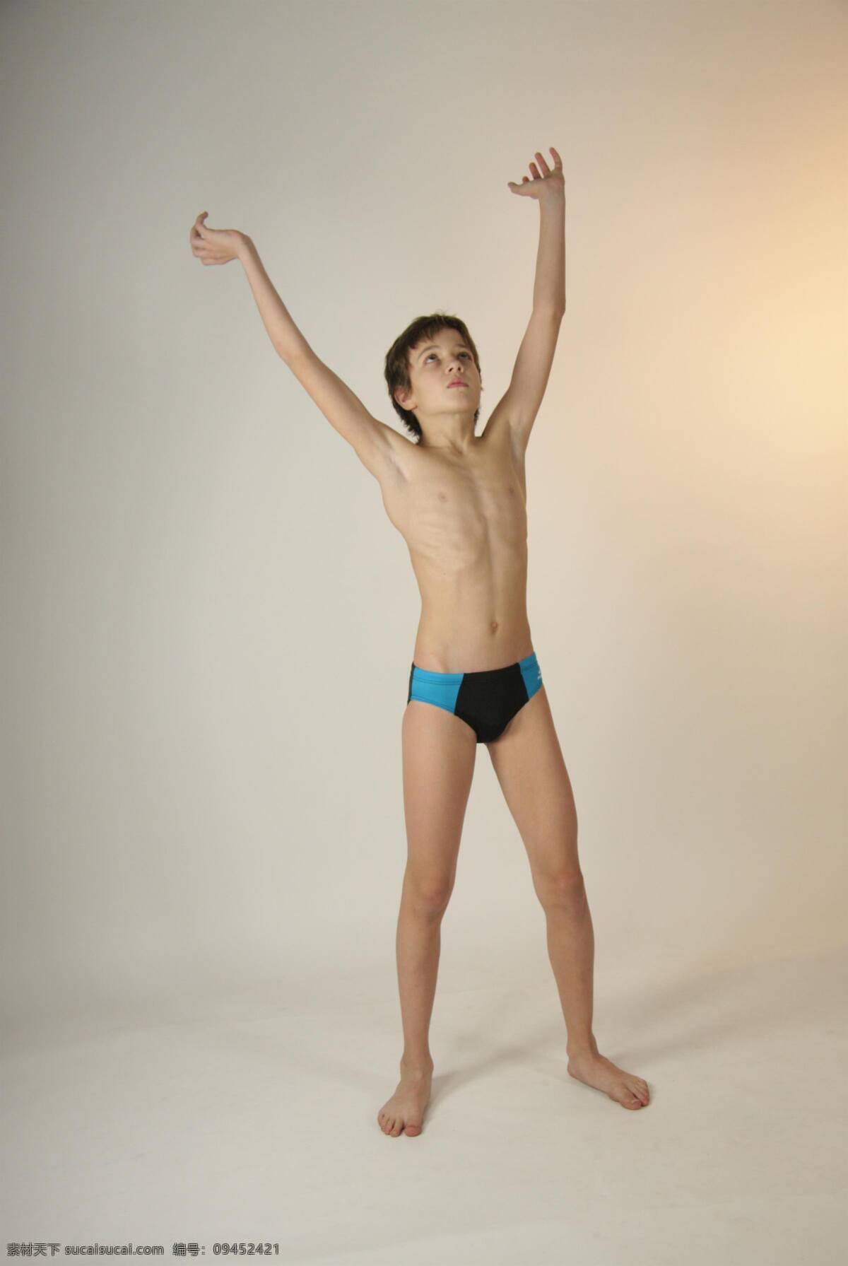 伸展 身体 男孩 室内 外国男孩 西方男孩 泳裤 短裤 游泳裤 运动裤 模特 小模特 少年儿童 姿势 泳装 体育运动 文化艺术