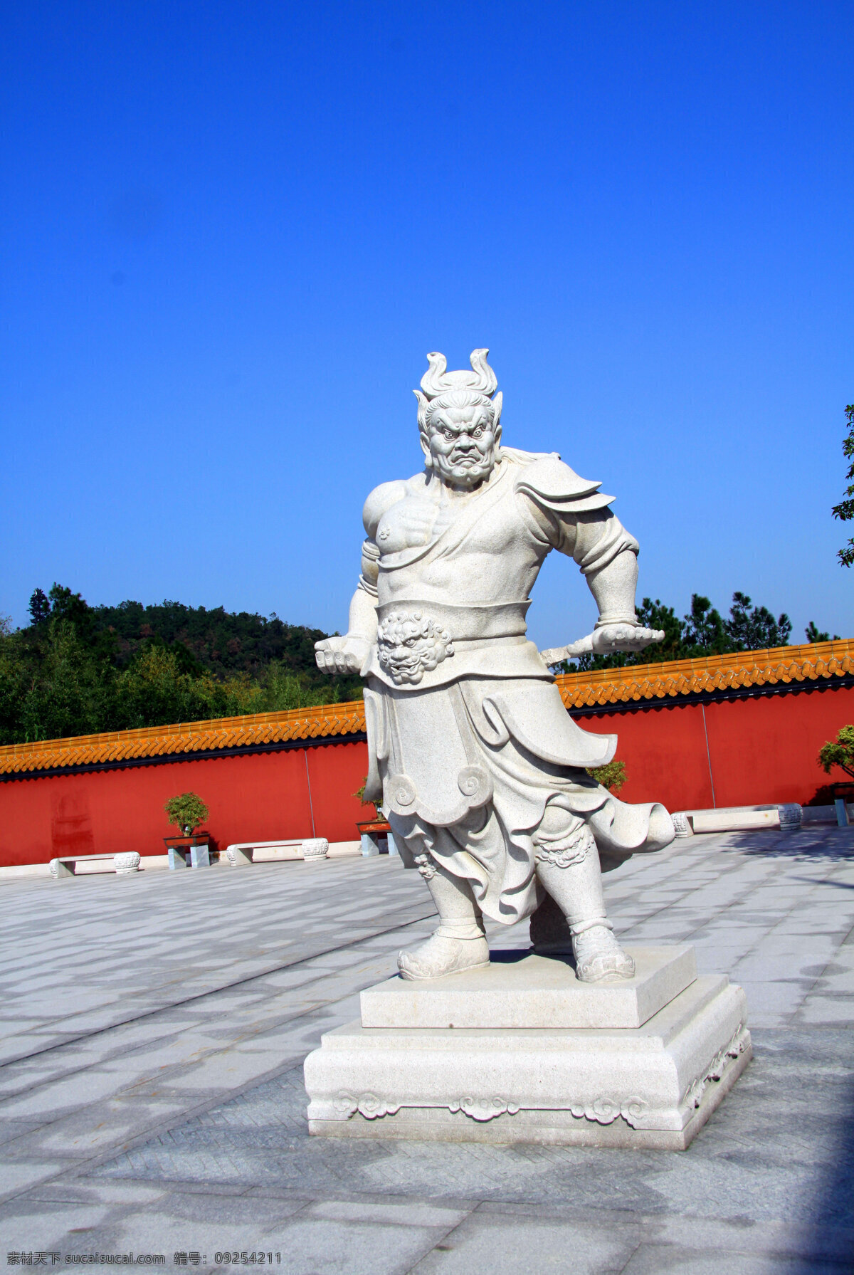 石雕 广场 蓝天 绿树 寺庙 文化艺术 宗教信仰 会稽山 龙华寺 会稽山龙华寺