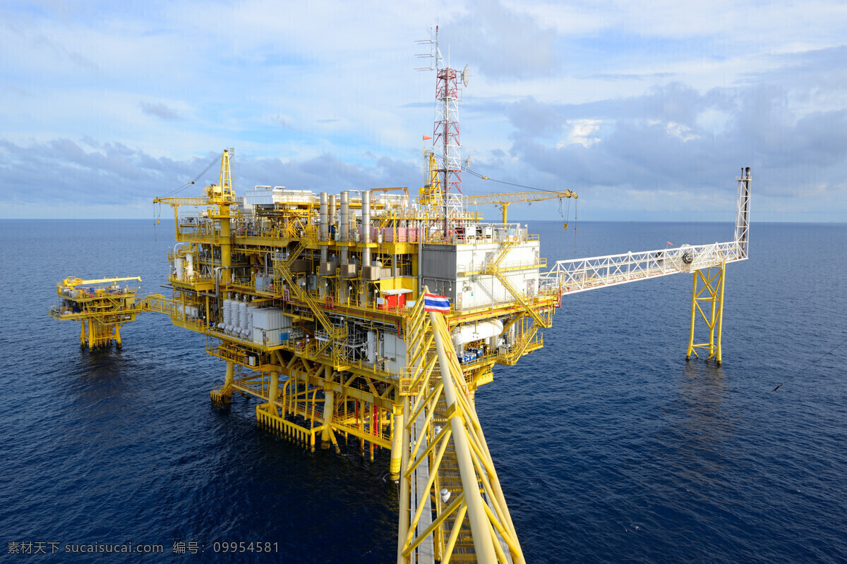 海面 上 机器 大海 工业 采油 石油 工业生产 其他类别 生活百科 蓝色