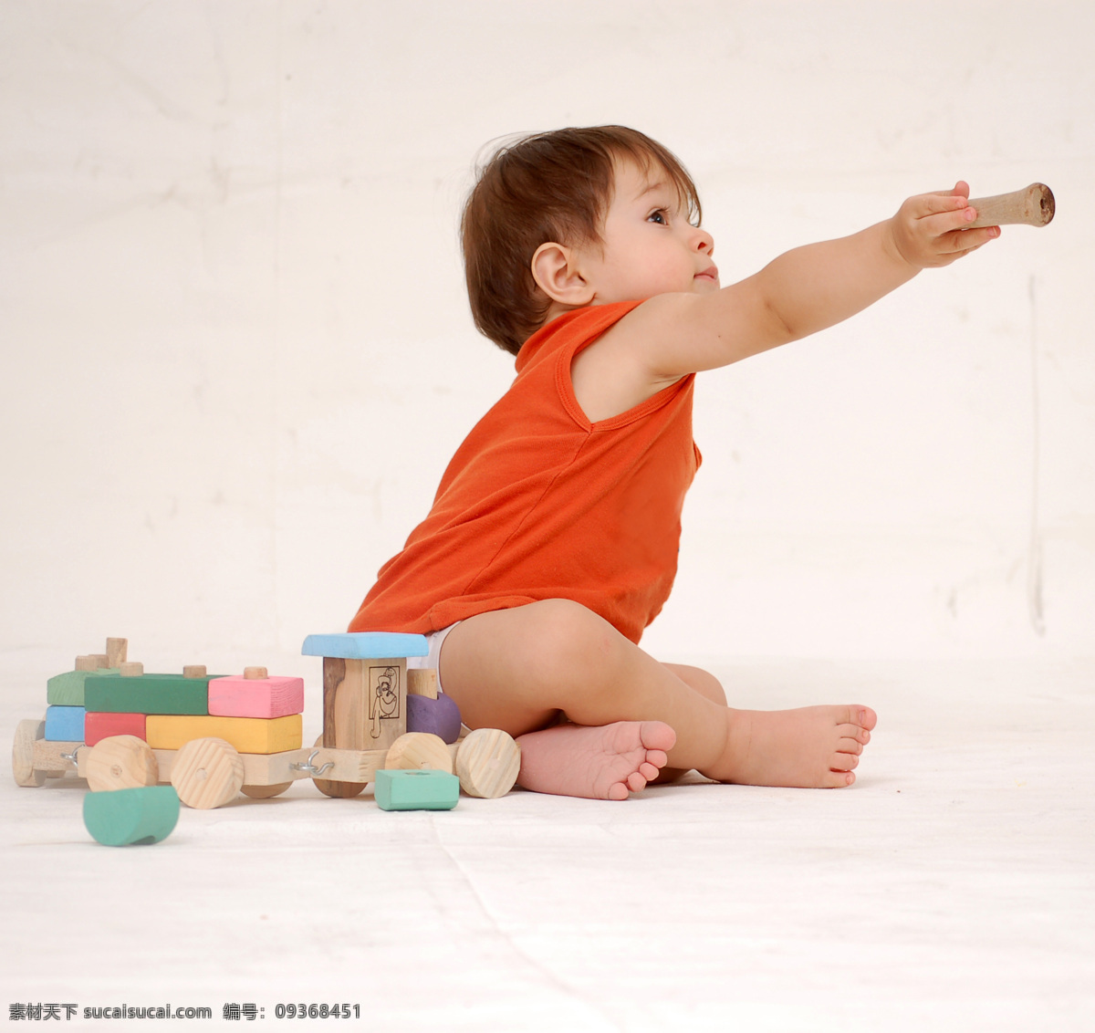 玩玩具的宝宝 宝宝 幼儿 宝贝 娃娃 孩子 可爱 儿童 儿童幼儿 人物图库