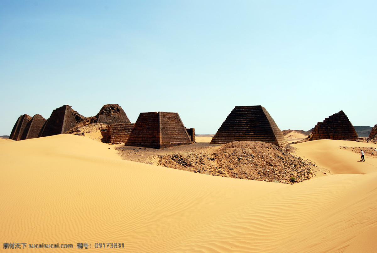 苏丹金字塔 苏丹 金字塔 沙漠 天空 乱石 土著人影 国外旅游 旅游摄影