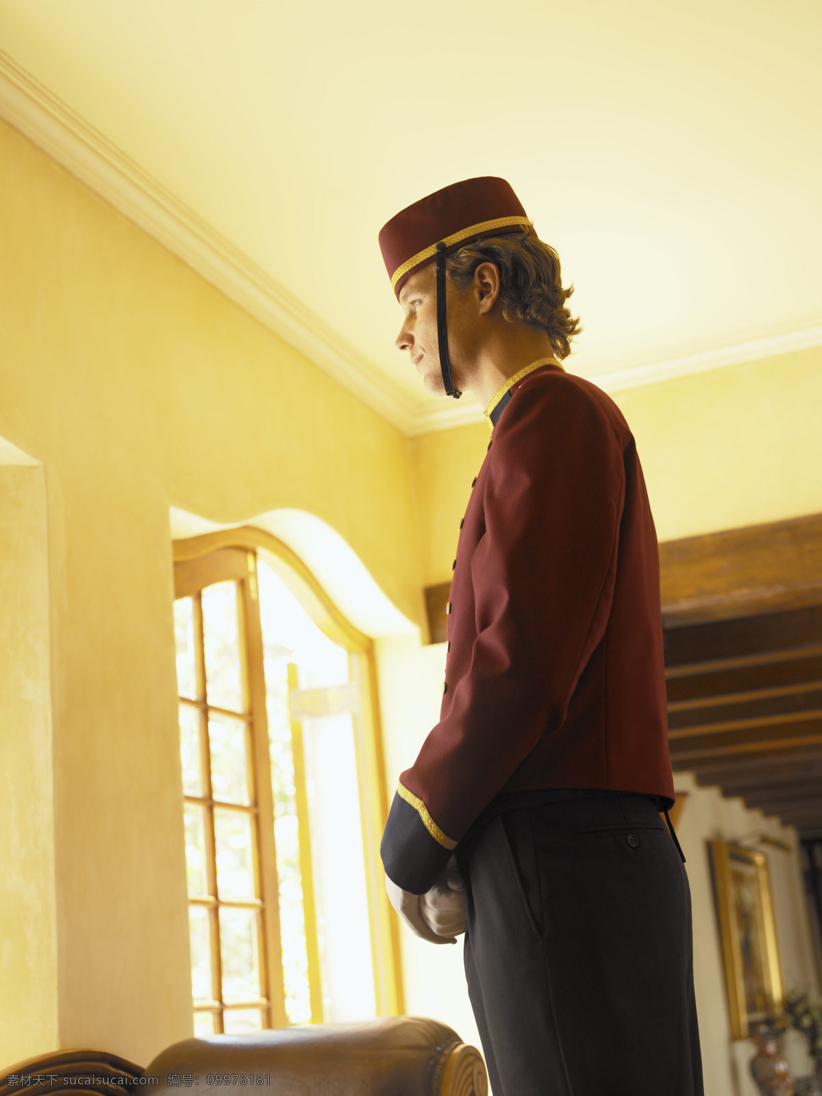 站立 酒店 服务生 人物 男性 酒店服务员 职业 专业 制服 侧身 生活人物 人物图片