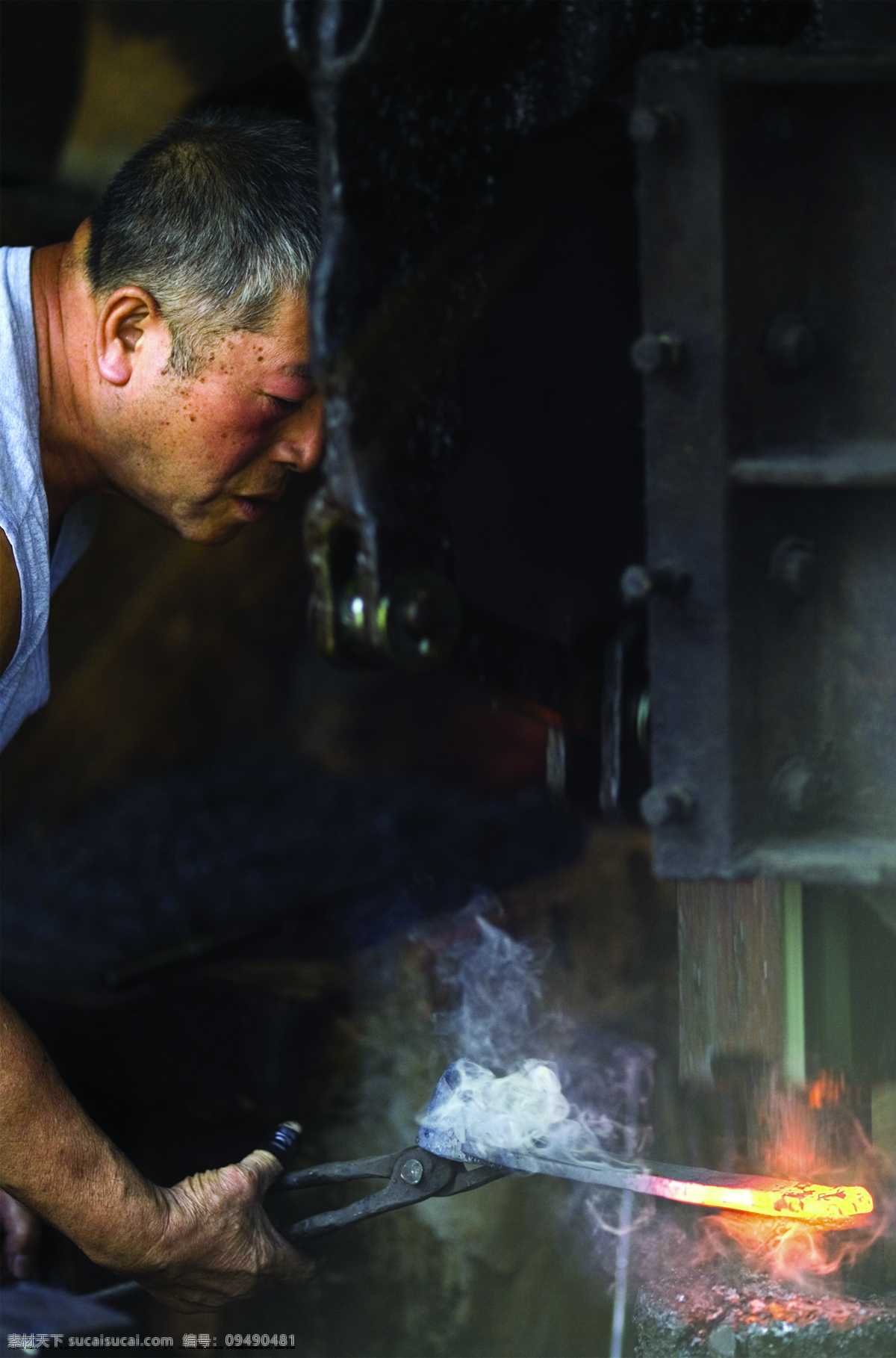 铁匠 铁匠工人 打铁 熔浆 日常生活 人物图库