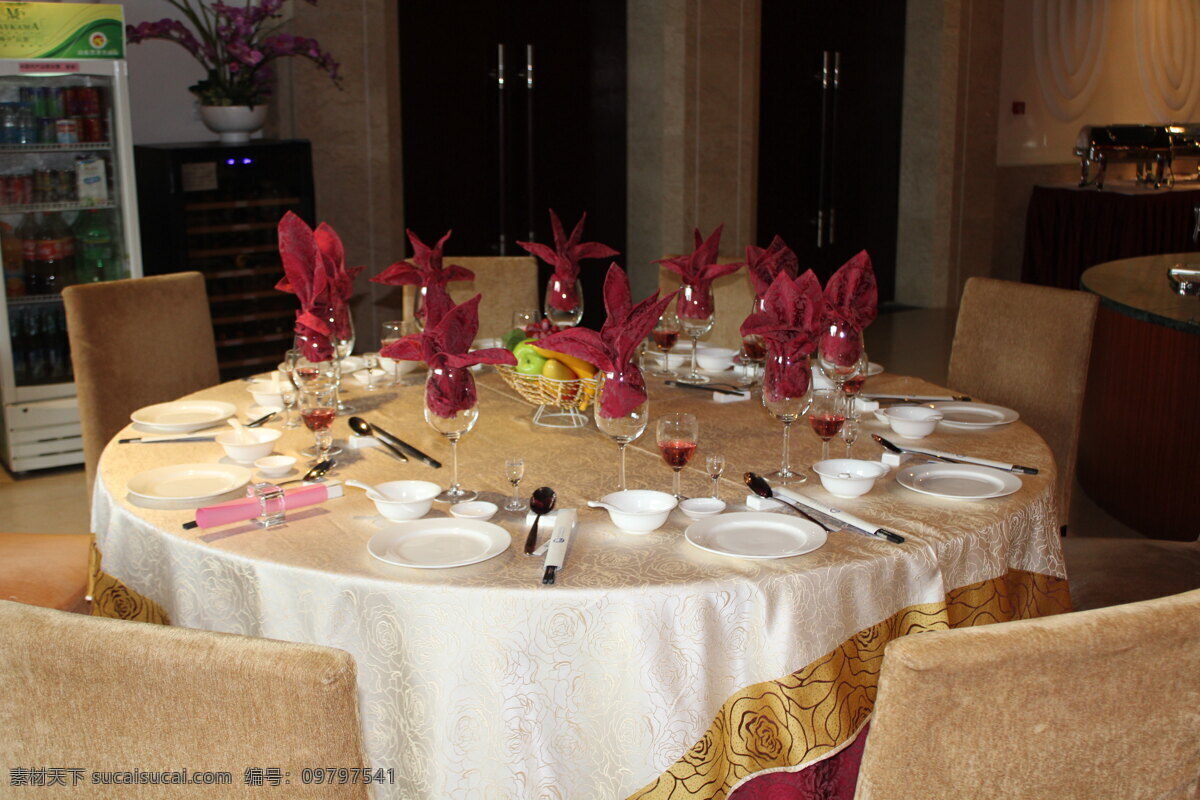 餐饮美食 餐桌 传统美食 红色 环境设计 金碧辉煌 酒店 中餐 室内设计 圆顶