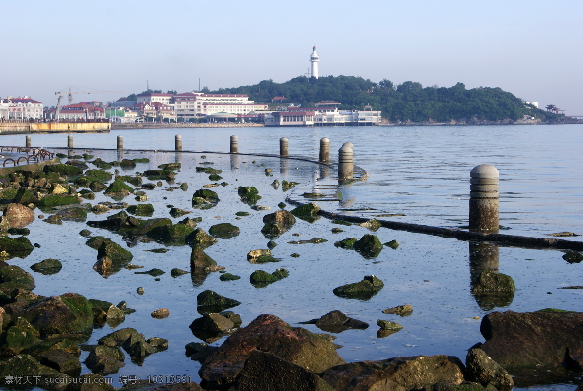 历史的积淀 烟台山 百年灯塔 海边建筑 海滨 曲折与排列 斑驳 石块 绿苔 国内旅游 旅游摄影
