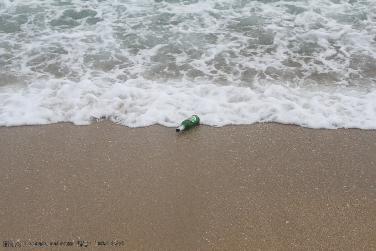 国内旅游 海浪 旅游摄影 泡沫 啤酒瓶 沙滩 沙子 白色泡沫 细沙 洒瓶 上 矢量图 日常生活