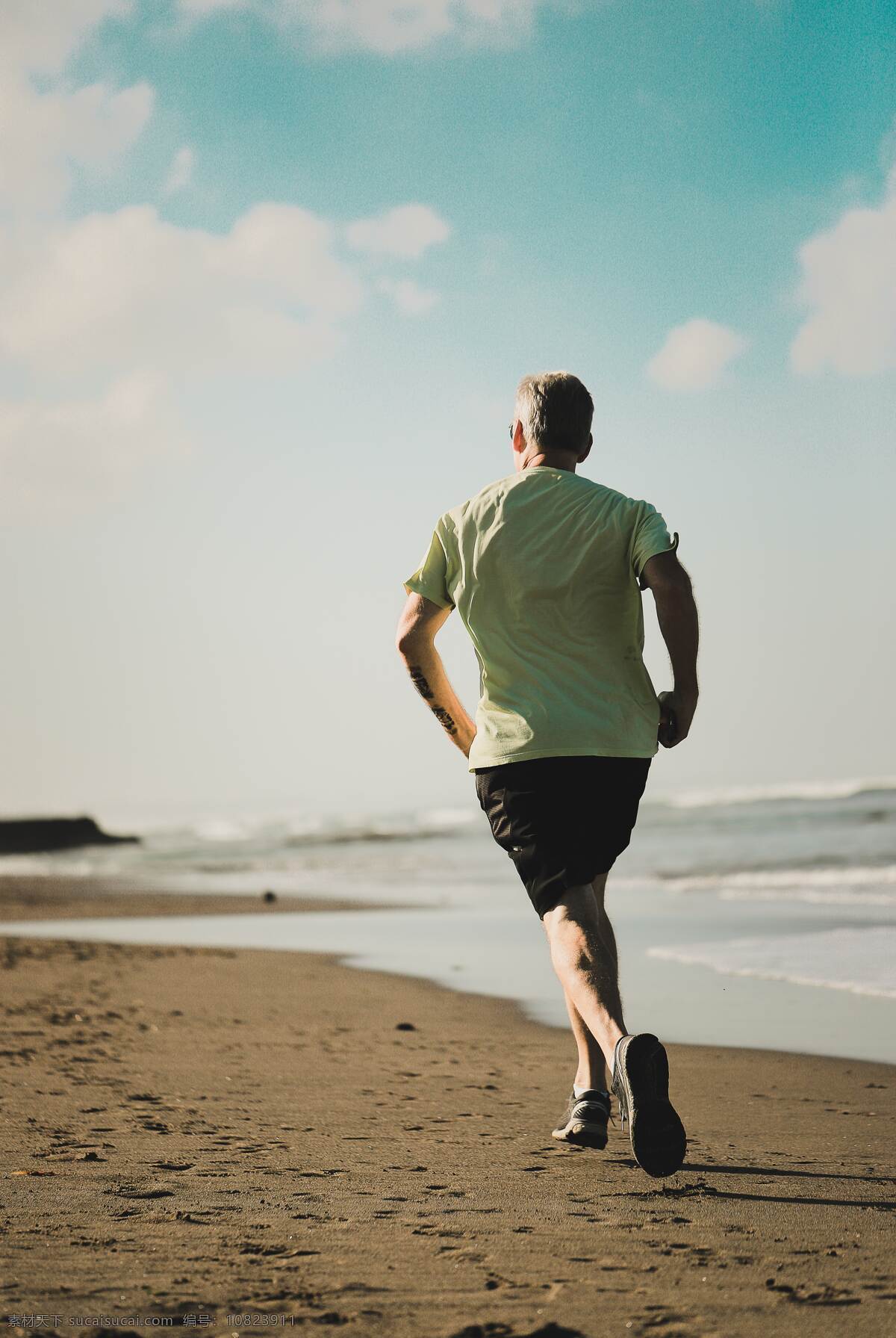 跑步 蓝天 白云 野外运动 有氧运动 慢跑 户外运动 有氧健身 男子气概的 强的 健康的 健康 人物 人物图库 人物摄影