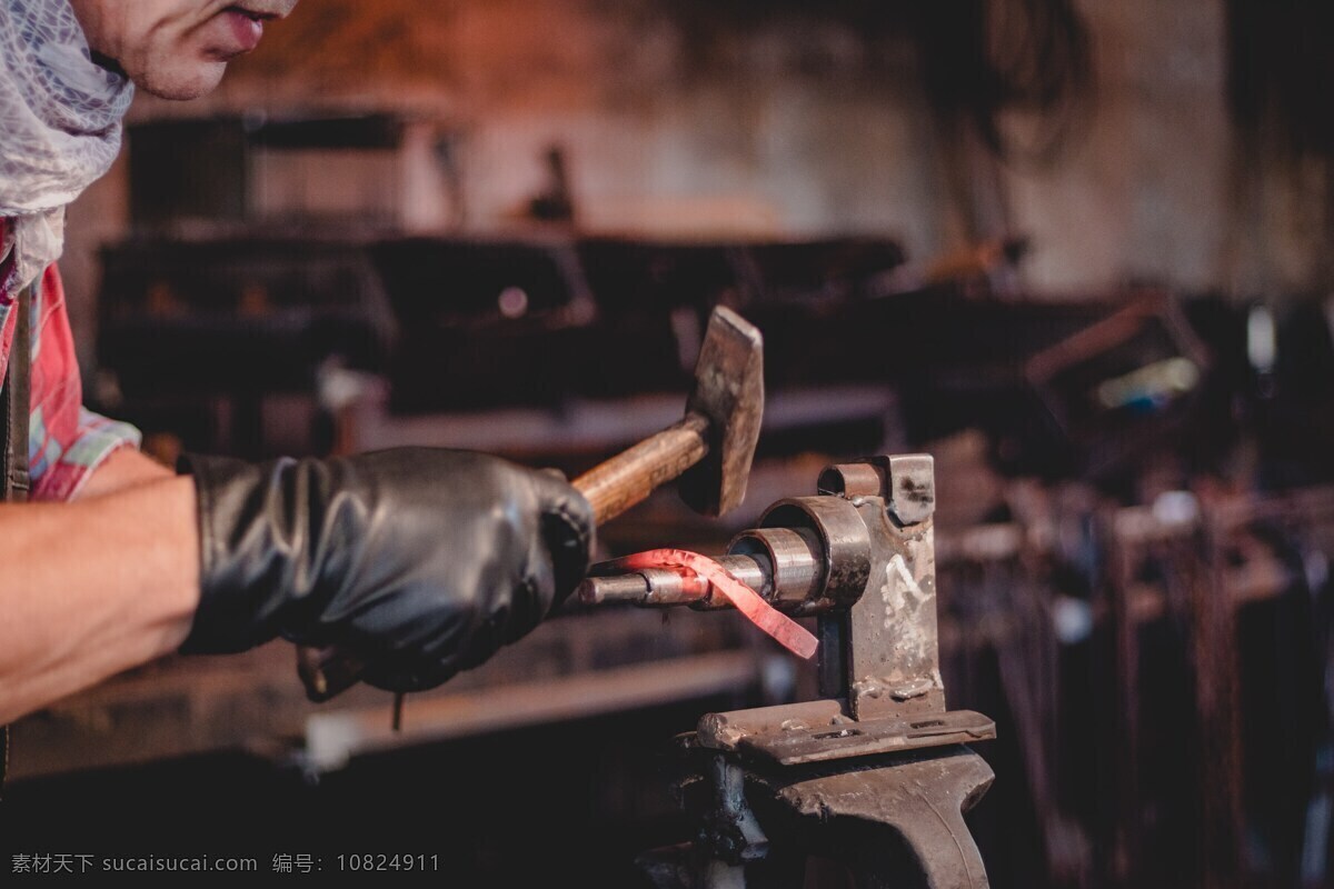 铁匠 敲打 制作 打铁 传统 技法 工艺 机床 锤子 黑手套 烧红 专注 纯手工 文化艺术 传统文化
