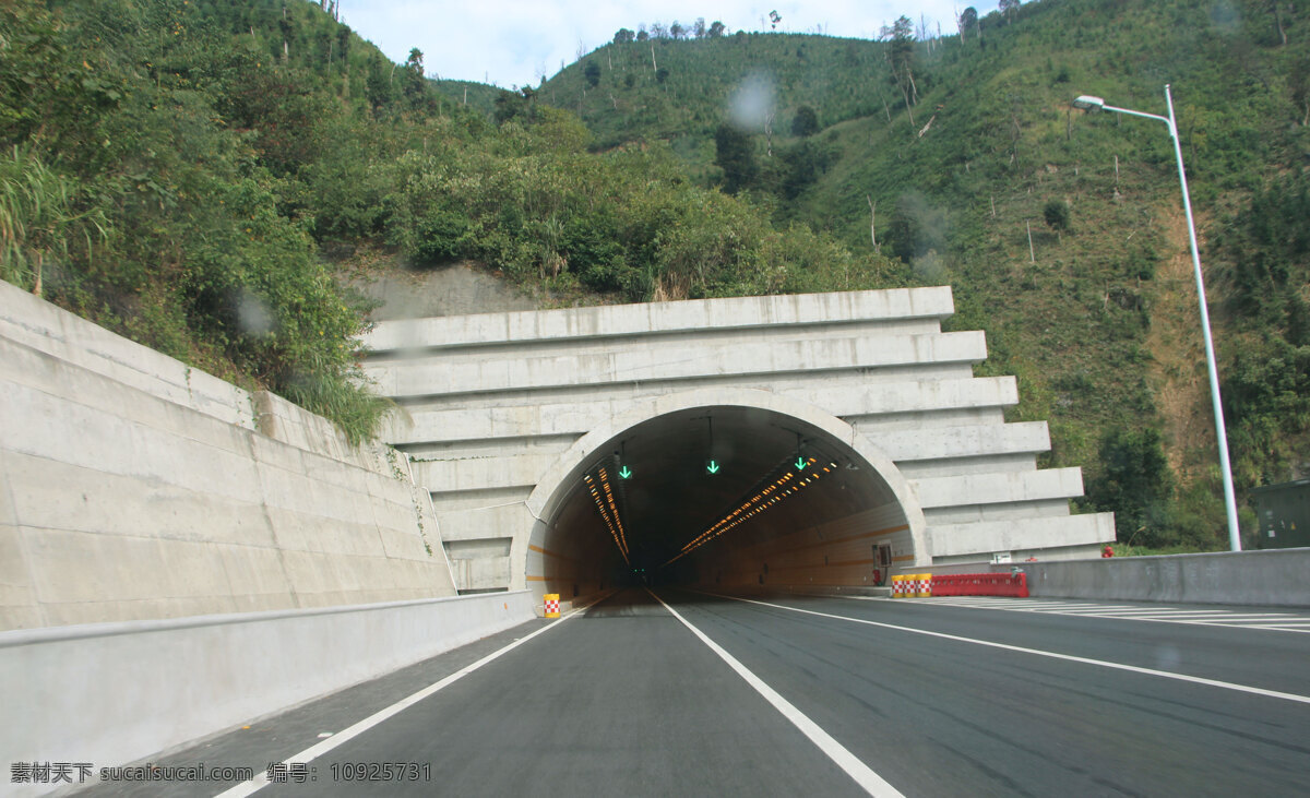 隧道 高速公路 路灯 山洞 自然风景 树林 山腰 建筑园林 建筑摄影