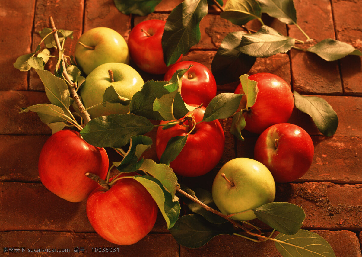 青苹果 红苹果 摄影图片 苹果 树叶 地上 水果 果子 生物世界 水果图片 水果素材 健康水果 新鲜水果 摄影图 苹果图片 餐饮美食