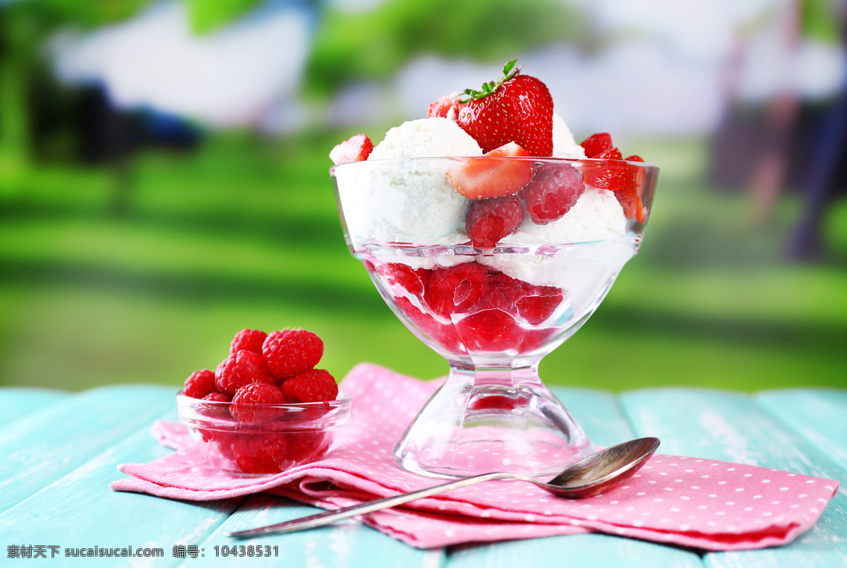 草莓 覆盆子 冰淇淋 冰激凌 甜品美食 冰淇淋摄影 高脚杯 玻璃杯子 酒类图片 餐饮美食