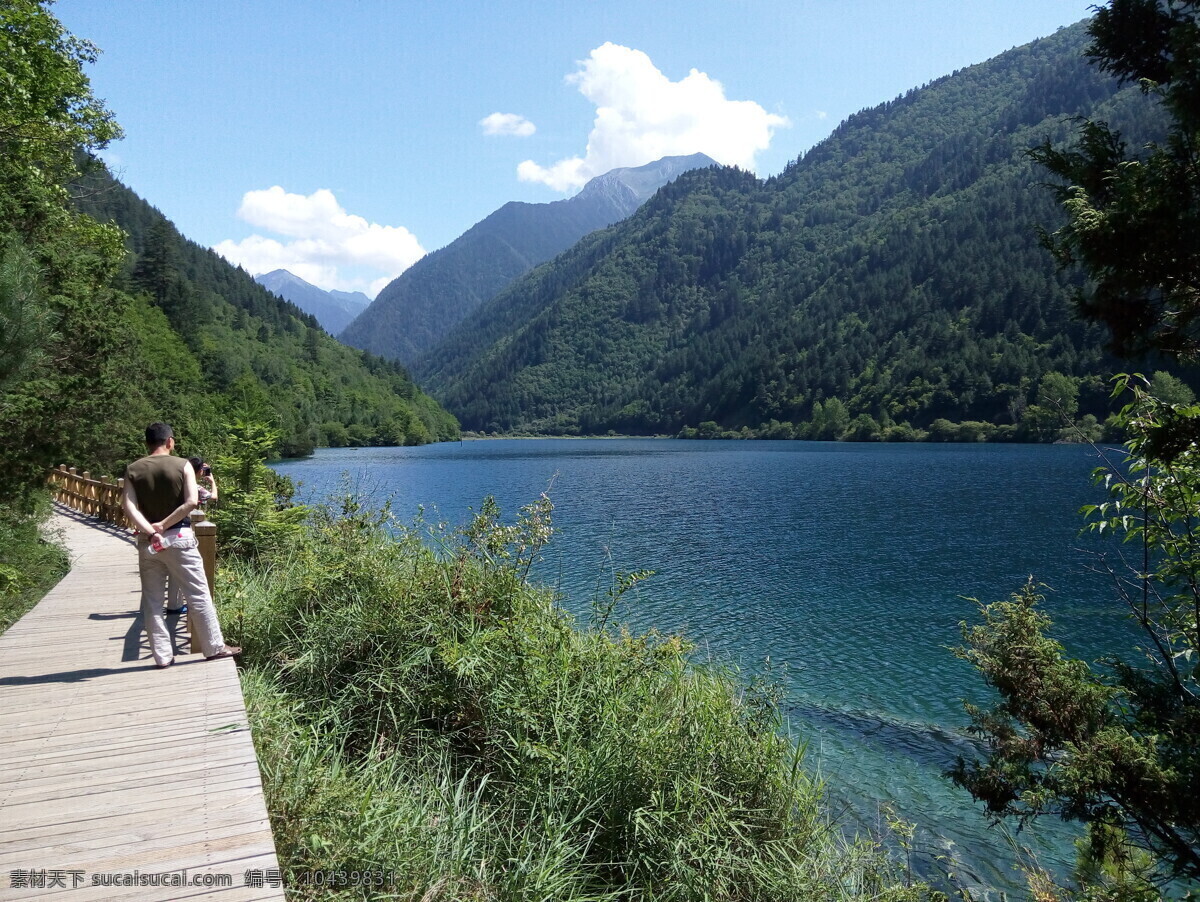 九寨沟 湖泊 游客 栈道 蓝天 白云 波光粼粼 远山 翠绿 自然景观 山水风景