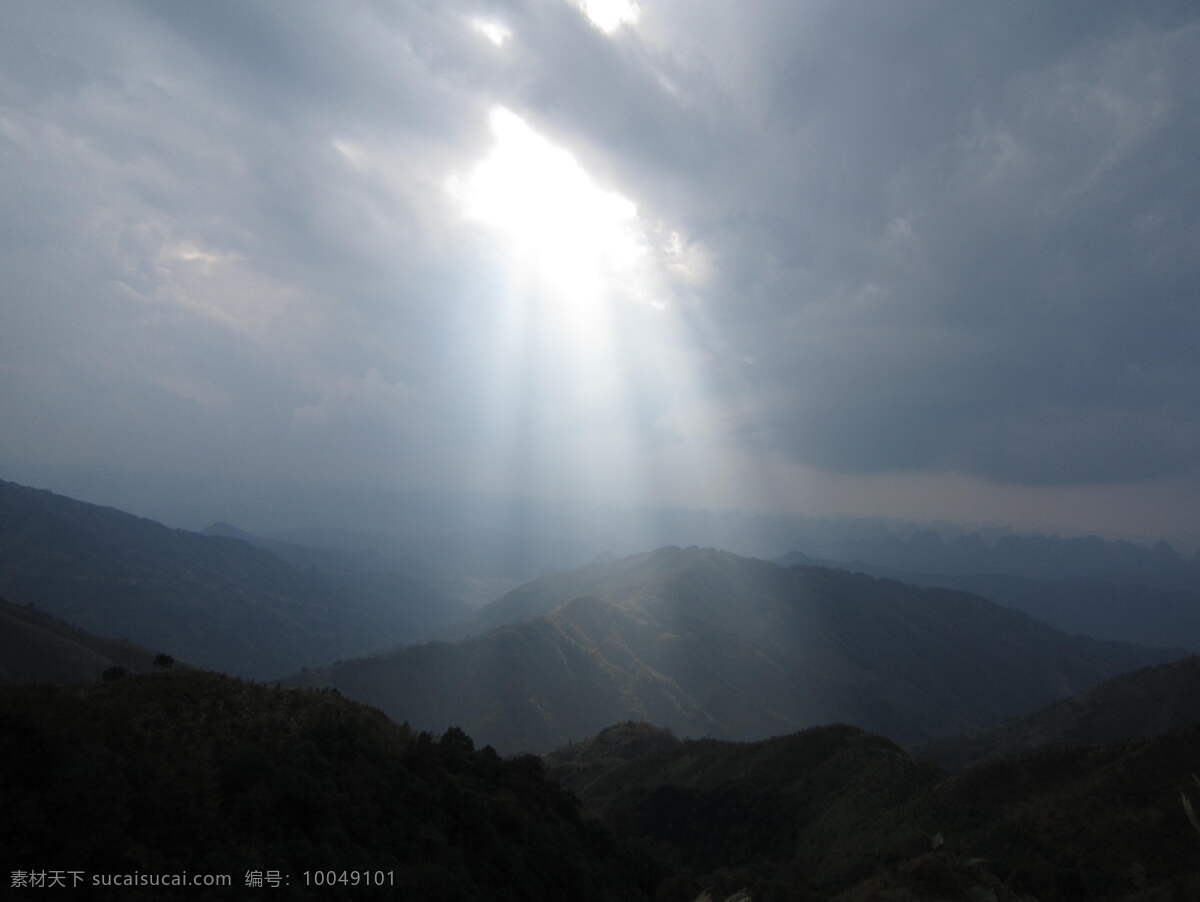 唯美 缕 阳光 风景图片 山脉 山丘 山群 傍晚 黄昏