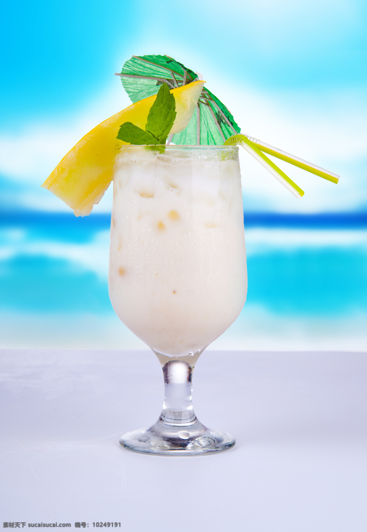 木板 上 果汁 玻璃杯 高角杯 水果 蓝天 白云 酒类图片 餐饮美食