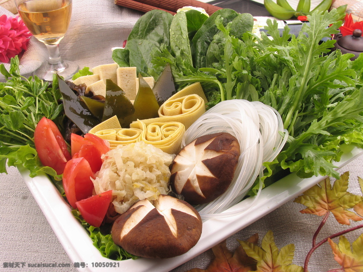 营养组合 营养 组合 肥牛 火锅 蔬菜 香菇 菠菜 豆苗 冻豆腐 豆 皮 西红柿 茼蒿 海带 水晶 粉 生菜 餐饮美食 传统美食 火锅美食 摄影图库