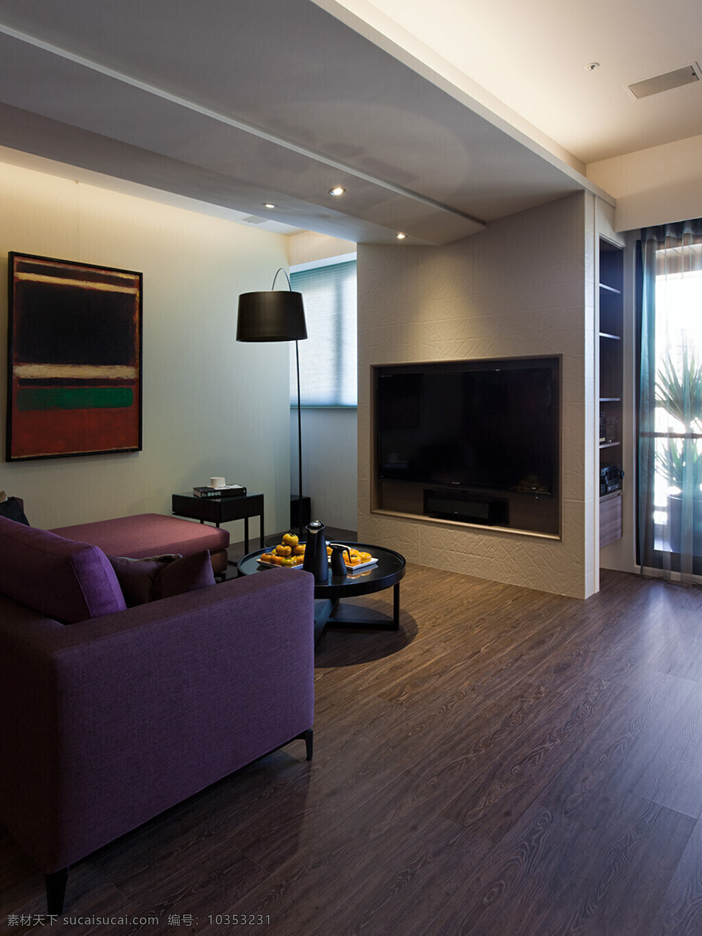 现代 客厅 漆面 落地灯 室内装修 效果图 客厅装修 木地板 紫色沙发 圆形茶几 浅色背景墙