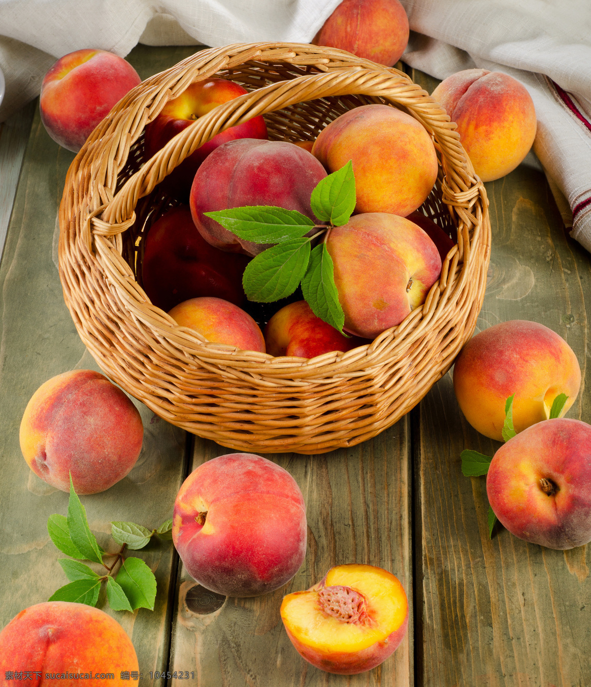 竹篮 里 桃子 水蜜桃 果实 果子 水果 新鲜水果 水果背景 水果图片 餐饮美食