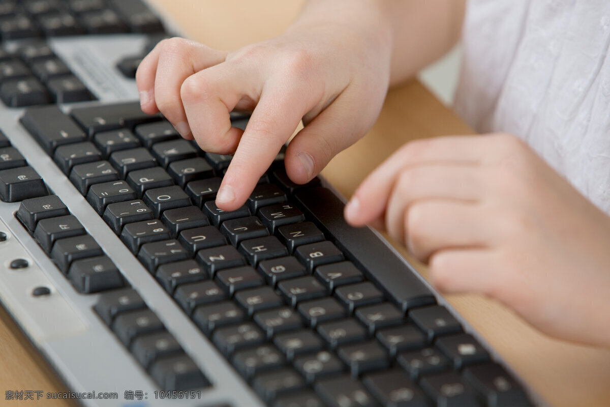 双手 操作 黑色 键盘 特写 学习 微机 电脑 黑色键盘 手势 手 一双手 敲打 输入 教室 室内 学问 教育 高清图片 图朴素材 儿童图片 人物图片
