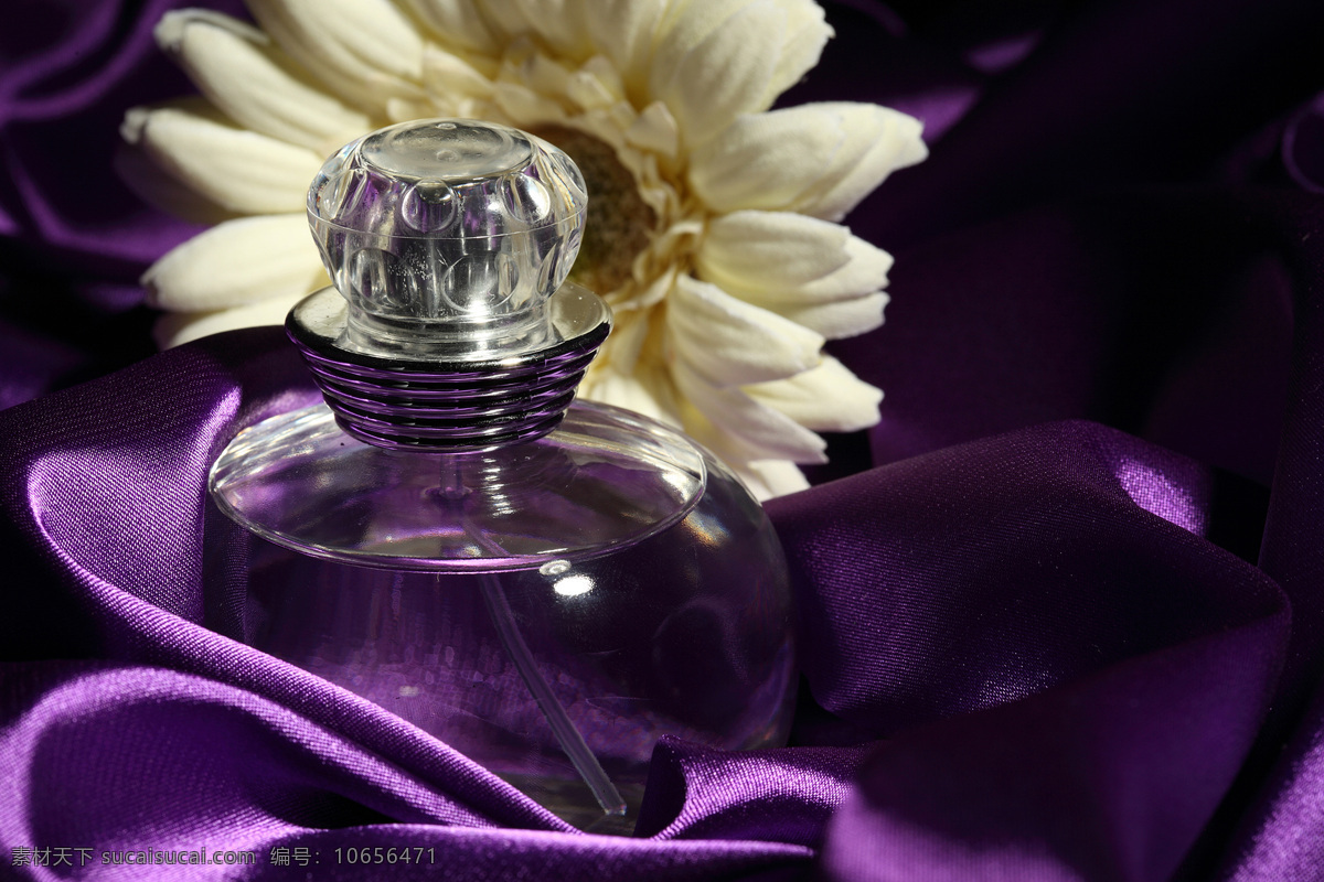 丝绸 上 香水 花朵 紫色丝绸 女性用品 鲜花 生活用品 生活百科