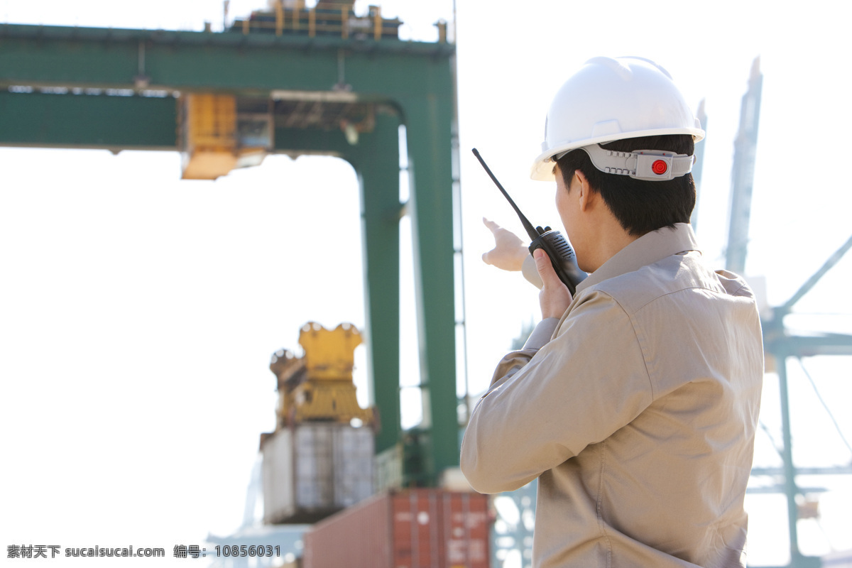 港口工人 码头 吊机 起重器 指挥 工人 泊位 机械 船务 港口 工业生产 现代科技