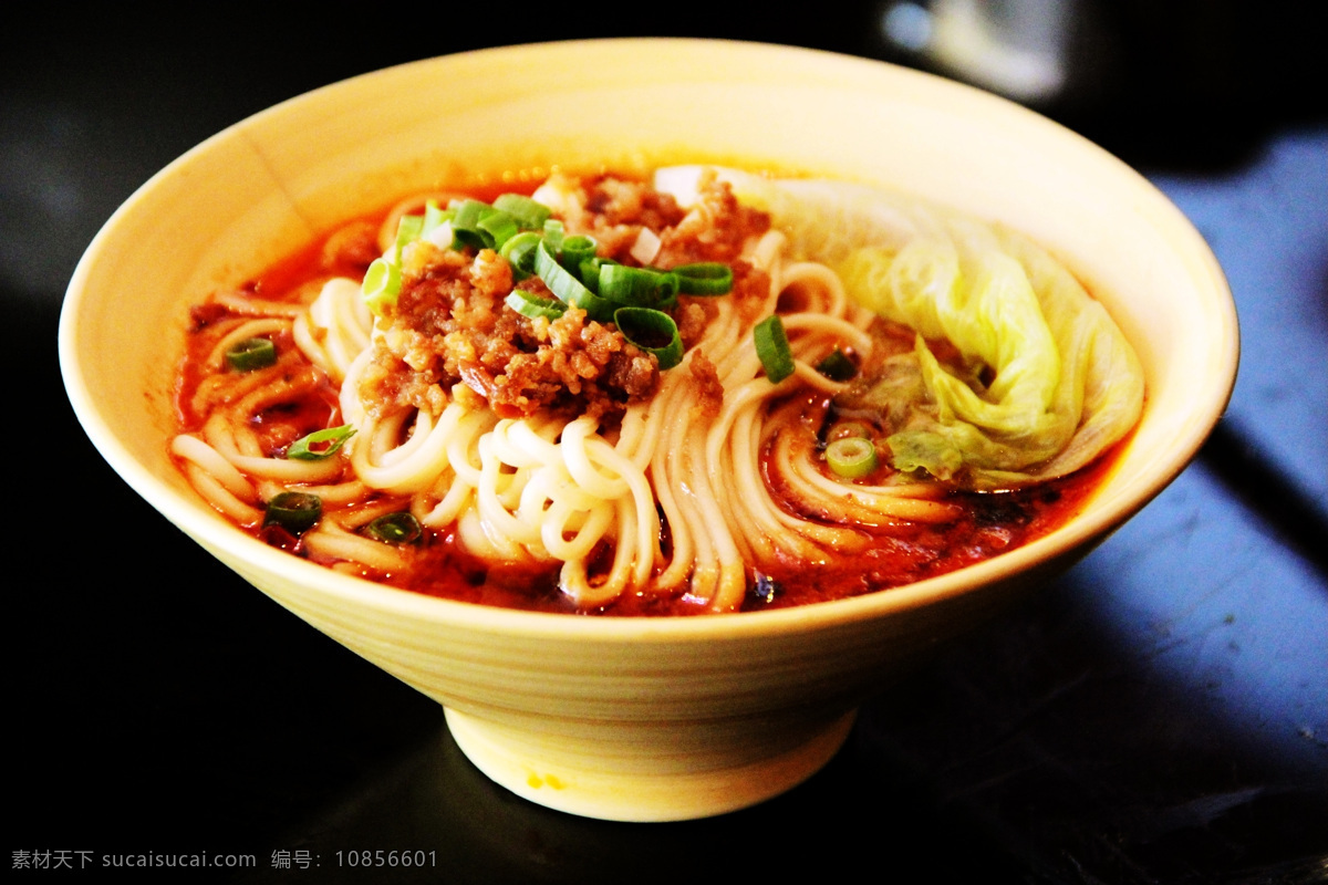 担担面 面条 葱花 生菜 肉丁 肉丝 辣椒 辣油 辣面 红汤 主食 点心 传统美食 餐饮美食