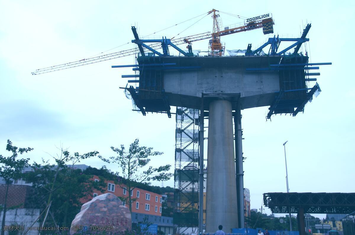 铁路建设 桥住建筑 深厦铁路 建设 土木工程 装吊车 铁架 树木 楼房 灯饰 山岚 天空 石头 企业标示牌 园林建筑 建筑园林