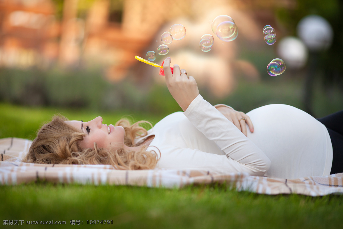 躺 草地 上 吹 泡泡 大肚子 妈妈 准妈妈 孕妇 怀孕的女人 孕妇写真 美女孕妇 美女图片 人物图片