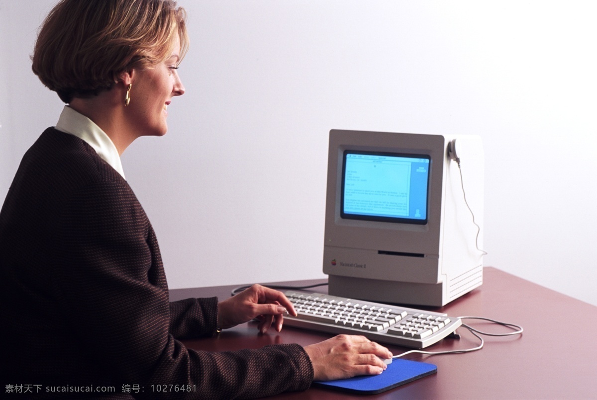 办公室 成功 电脑 工作 键盘 金发美女 美女 女性女人 商业女性 商业女人 职业女性 商业 人物 认真 商务 鼠标 人物图库 装饰素材 室内设计