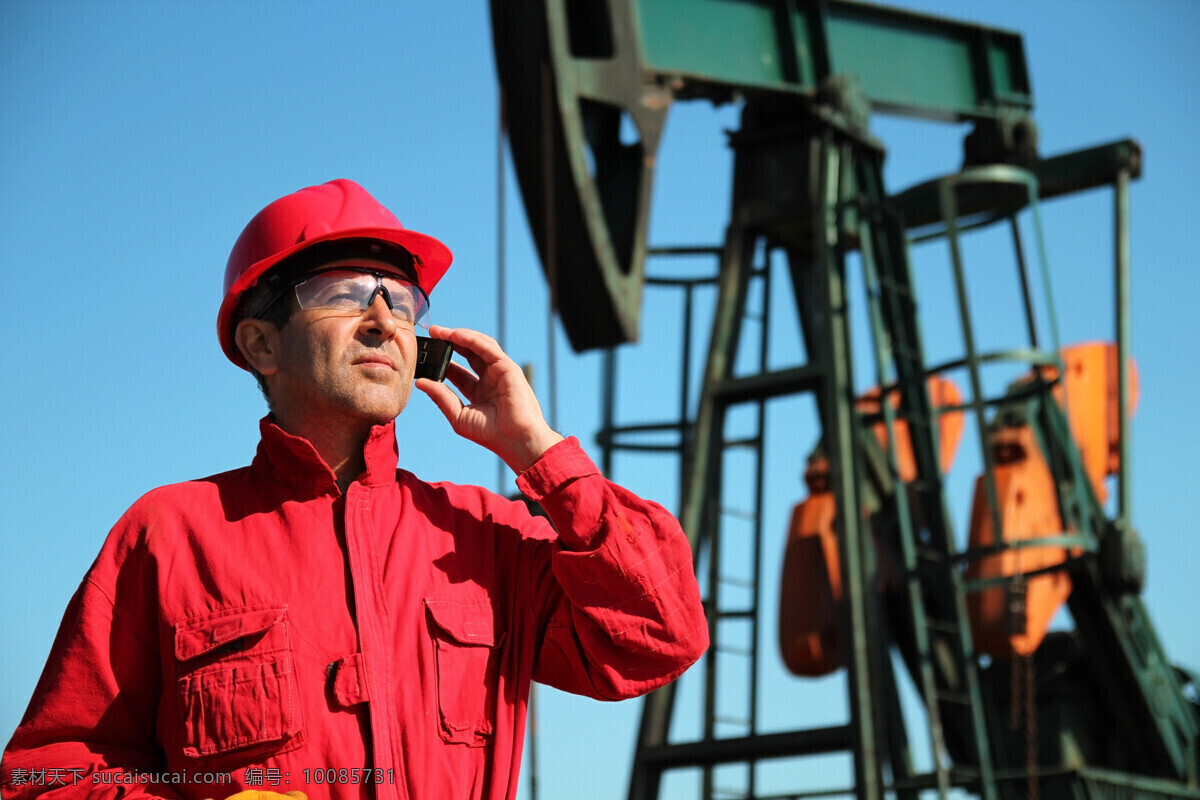 正在 油田 打电话 外国 工人 红色安全帽 手机 抽油机 石油 石油化工 石油工人 工业生产 现代科技 其他类别 生活百科 黑色
