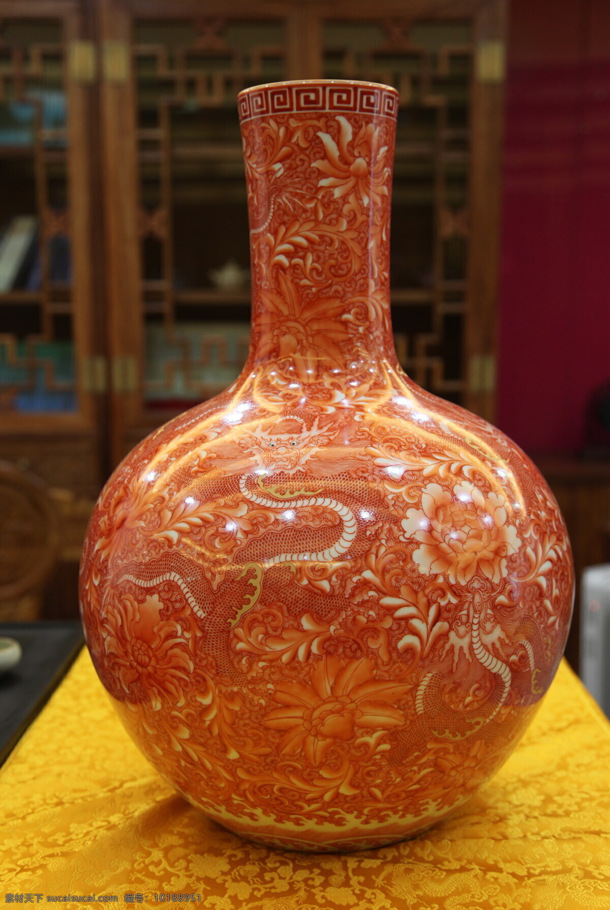 乾隆 矾 红 九龙 瓶 矾红 陶瓷 景德镇 传统文化 文化艺术