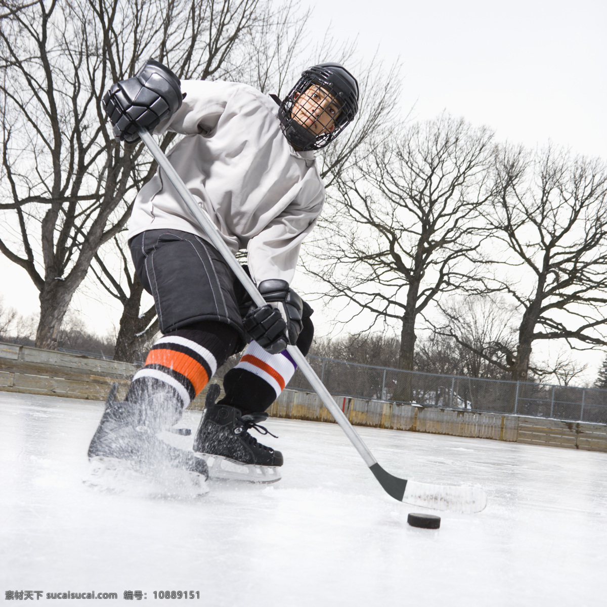 正在 冰球 男人 人物 冬季 滑冰 打冰球 生活人物 人物图片
