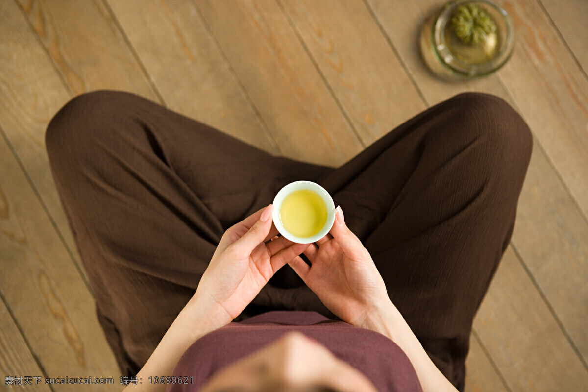 手 端 茶 美女图片 花茶 地板 顶视图 盘坐 茶道 茶具 端茶 俯视 美容院 养生 器皿 养颜 美体 美容 化妆品 高清摄影 高清图片 人物图片