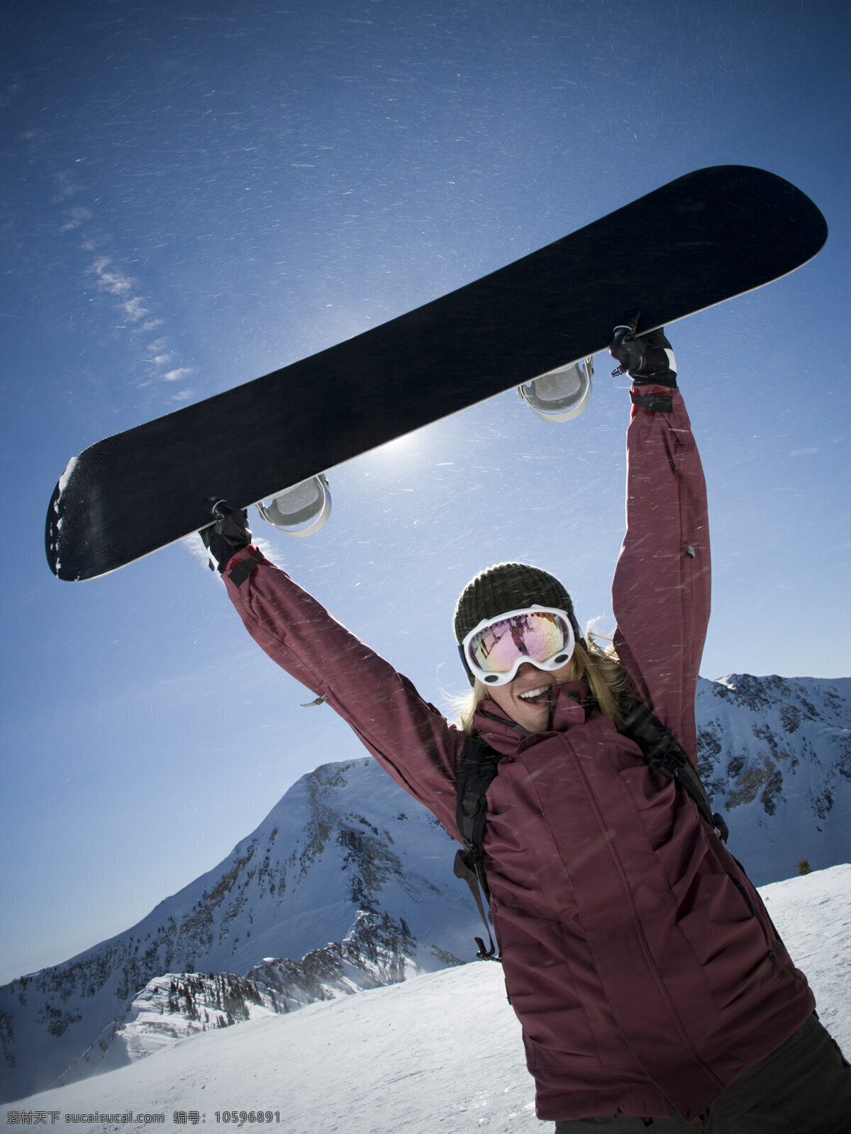 高举 滑雪板 大笑 人 滑雪 滑雪场 运动 滑雪工具 滑雪服 滑雪图片 生活百科