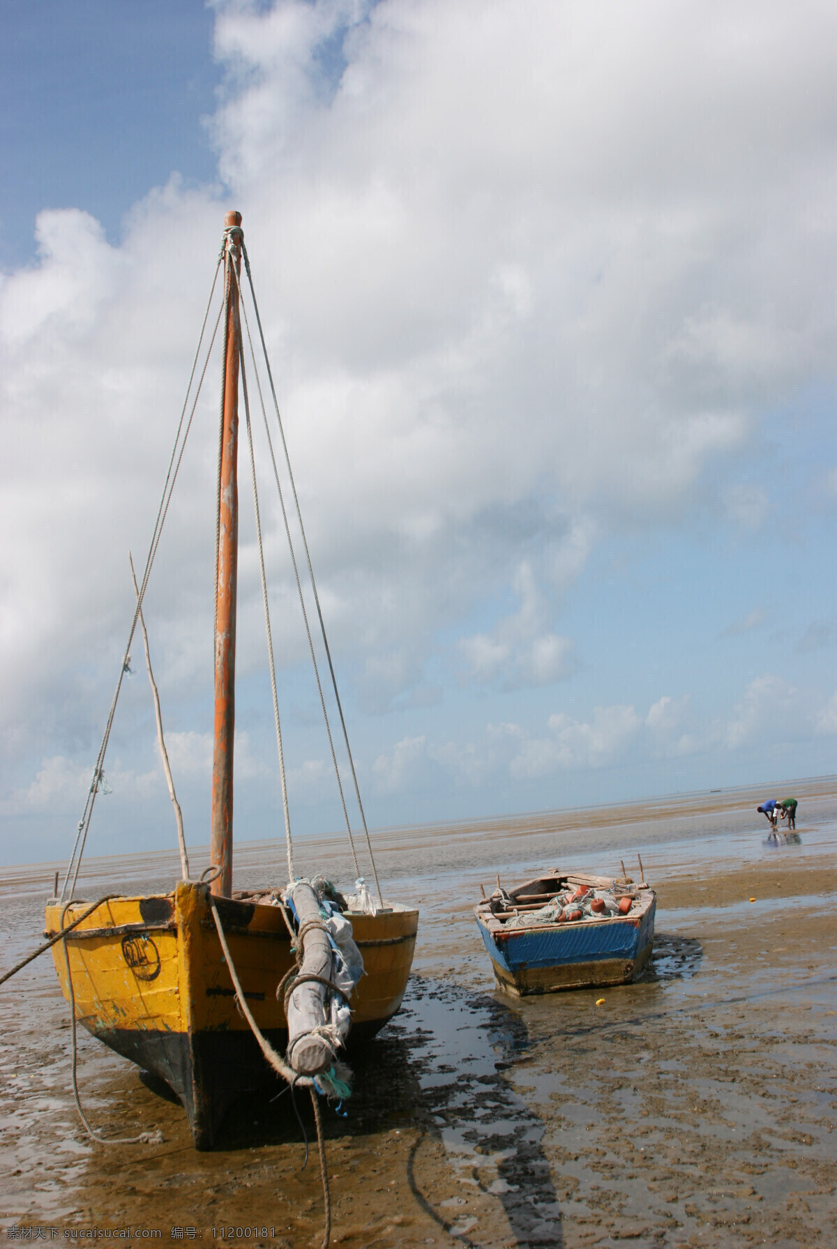 小 渔船 船只 海岸 海边 海滩 交通工具 沙滩 现代科技 小渔船 小船 psd源文件