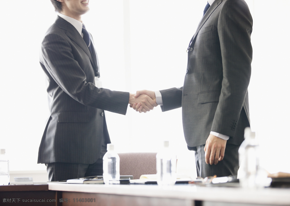 握手 商务 男性 商业演讲 商务人士 职场 职业男性 合作 商业伙伴 白领 摄影图 高清图片 人物图片